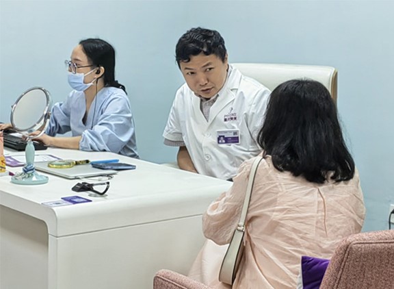 看診中。重慶美萊整形美容醫院供圖