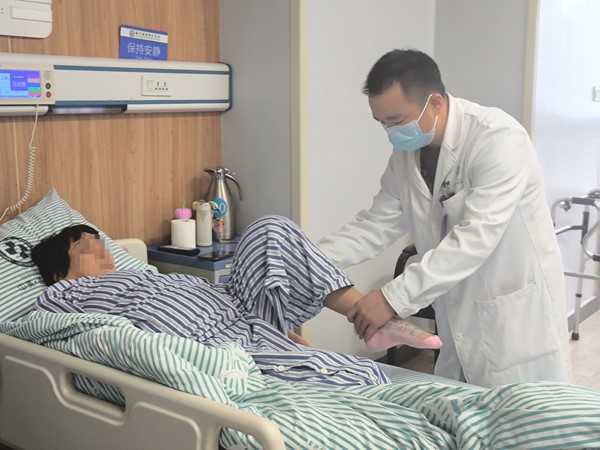 醫生查房中。重慶道格骨科醫院供圖