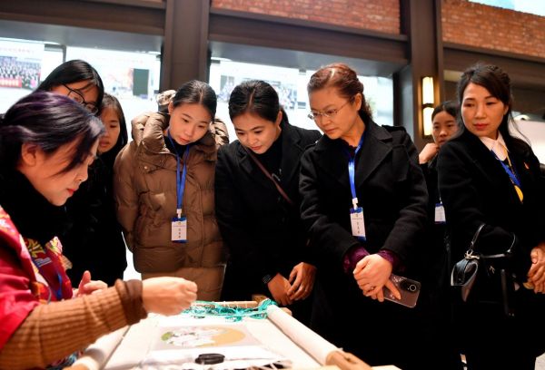 代表團在民主村參觀。九龍坡融媒體中心供圖。