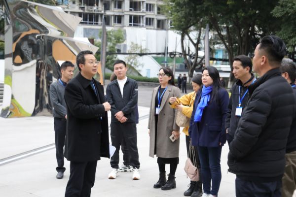 考察團在五洲書店考察。九龍坡融媒體中心供圖