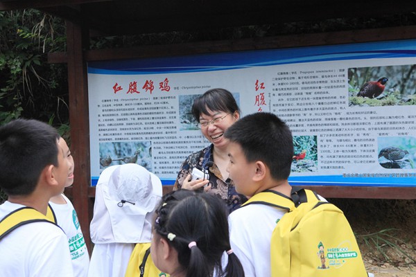 為“小小巡護員”們講解動植物保護相關知識。重慶金佛山國家級自然保護區管理事務中心供圖