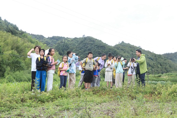 重慶觀鳥會會長危騫帶領“小小巡護員“們走進自然，邊觀鳥邊了解自然。重慶金佛山國家級自然保護區管理事務中心