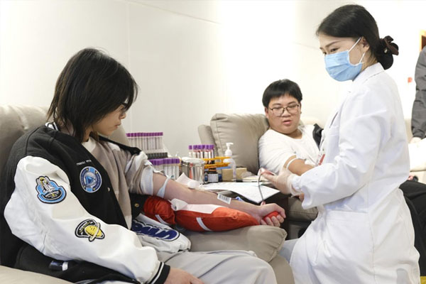 學生參與無償獻血。劉林杰攝