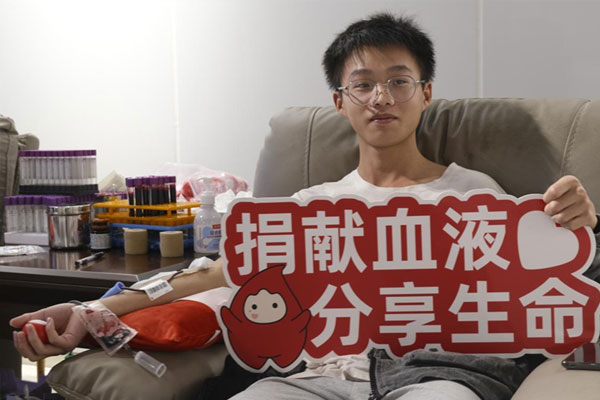 學生參與無償獻血。劉林杰攝