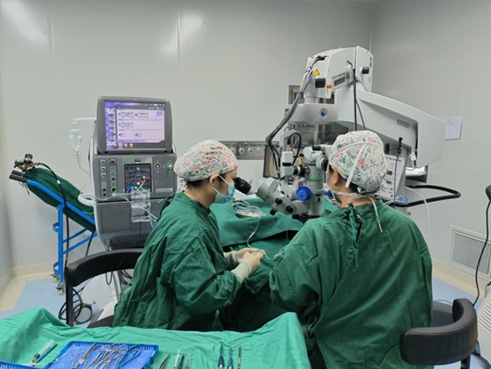 院長張學東進行手術中。華廈渝州眼科醫院供圖