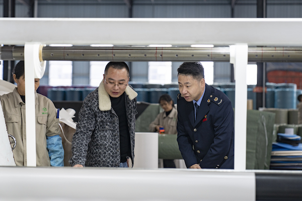 稅務工作人員走訪川渝高竹新區入駐企業。郭睿攝