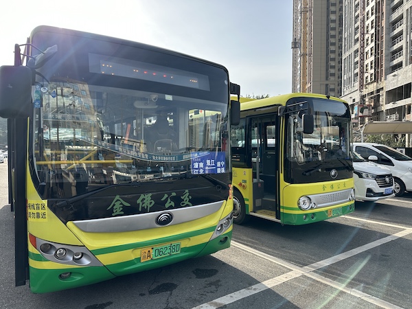 潼南汽車客運總站開設了多條往返遂寧潼南兩地的城際公交線路。莢天宇攝