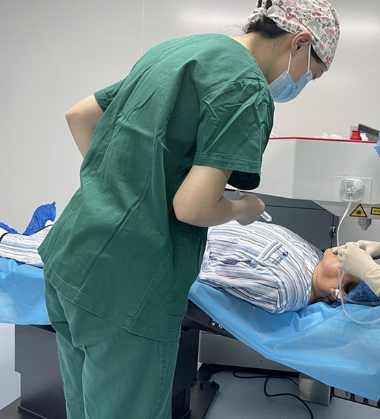 醫生手術中。華廈渝州眼科醫院供圖