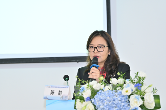 陳靜主持活動現場。重慶松山醫院供圖