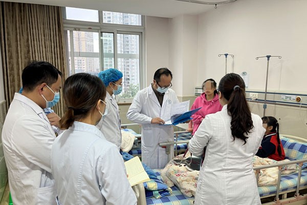 李渠北查看患兒恢復情況。璧山區婦幼保健院供圖