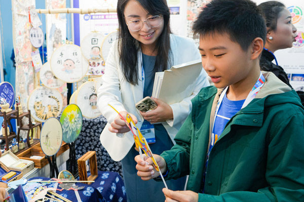 皮影展示。新村實驗小學教育集團供圖