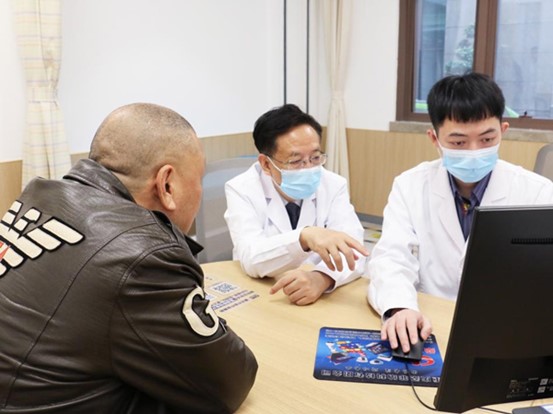 薛奇（左二）為患者講解病情。重慶西區醫院供圖