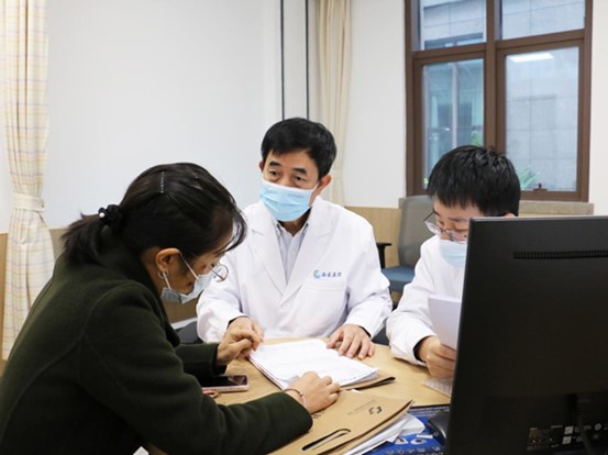 雷文東（左二）為患者講解病情。重慶西區醫院供圖