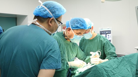 蘇凱和王鎮正在手術。重慶西區醫院供圖