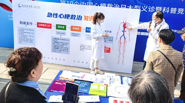 宋明寶解說介入手術過程。重慶西區醫院供圖