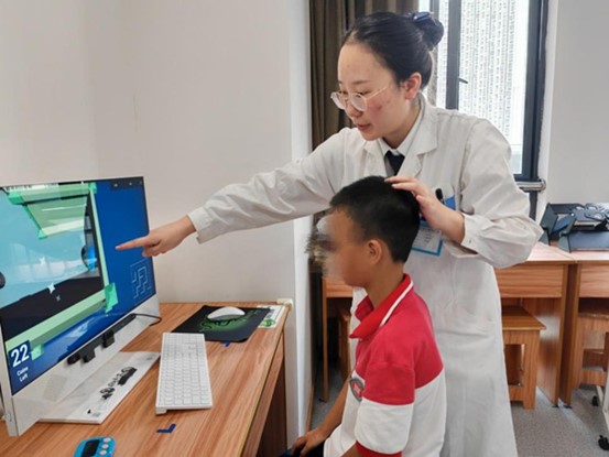 醫生帶領小朋友訓練。重慶愛爾眼科醫院總院供圖