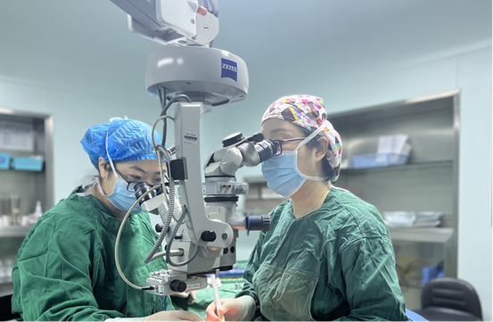 閻曉麗為患者進行手術。重慶普瑞眼科醫院供圖