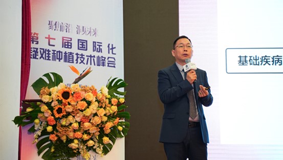 郭曉強進行科普。重慶團圓口腔醫院供圖