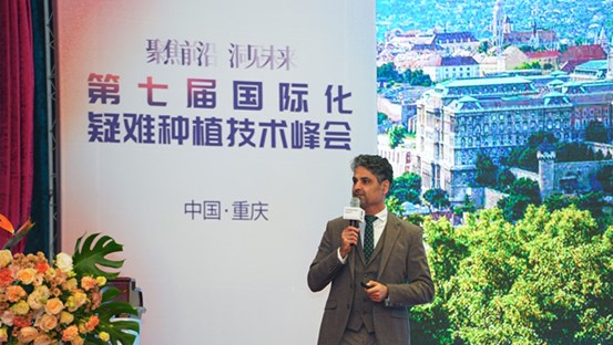 沙赫拉姆進行科普。重慶團圓口腔醫院供圖