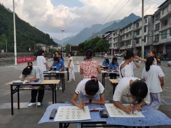 學生和家長共寫家訓。城口縣教委供圖