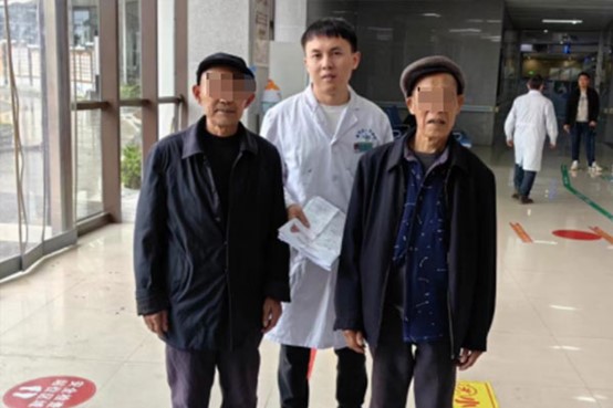 幫助村民完成聽力殘疾鑒定。奉節縣人民醫院供圖