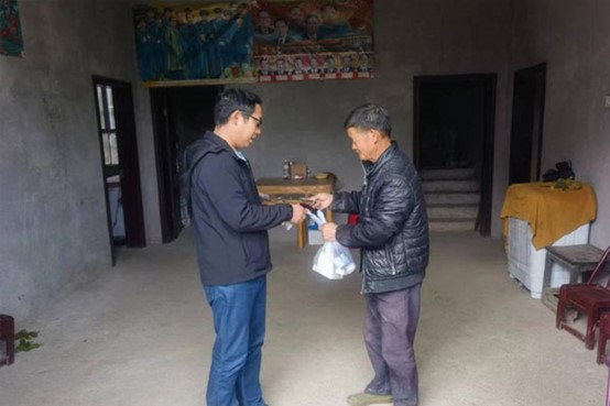 駐村工作隊隊員送藥到家。奉節縣人民醫院供圖