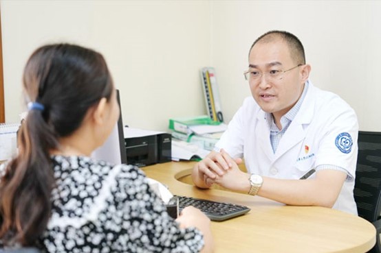 了解患者病情。重慶大學附屬江津醫院供圖