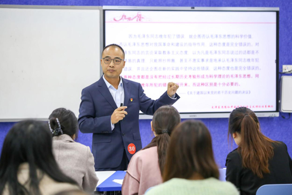 特等獎獲獎教師、重慶工程職院思政課教師李千五在比賽中講思政課。重慶工程職院供圖