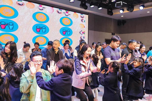 家長進校園零距離感受律動課程。巴蜀藍湖郡小學供圖