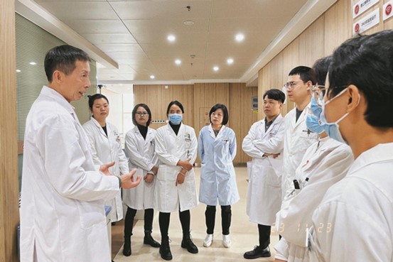 醫生進行病案分析。重慶東大肛腸醫院供圖