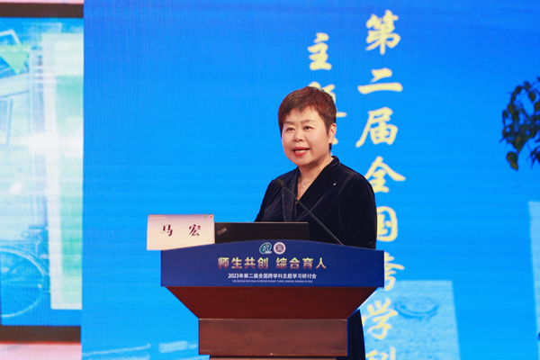 馬宏分享跨學科主題學習經驗。巴蜀小學供圖