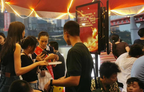 “小紅傘”為游客提供公益服務。天驕智慧服務供圖