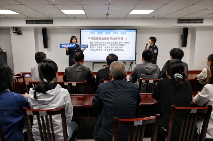 活動現場，稅務人員現場講解企業涉稅風險、個人身份信息被冒用的危害及舉報途徑等內容。何冰翊攝