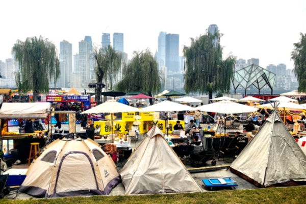 創業集裝箱集市亮相南濱路。南岸區人力社保局供圖