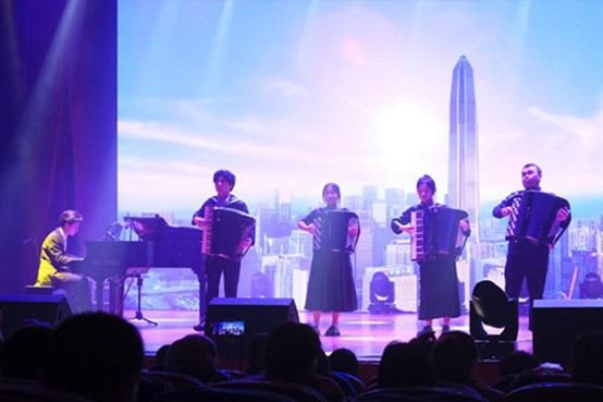 手風琴聯奏《貝加爾湖畔》。蔣永勁攝