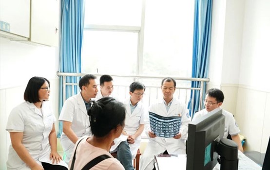 多學科專家會診。重慶大學附屬江津醫院供圖