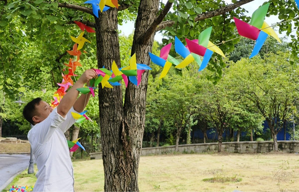 工作人員正在裝飾小區環境。金科服務供圖