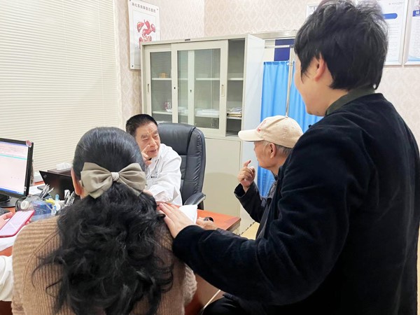 看診現場。重慶東大肛腸醫院供圖