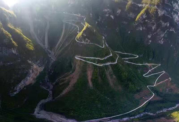 巫山縣竹賢鄉下莊村“天路”全貌。重慶農商行供圖