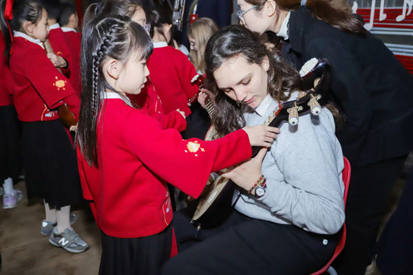 法國學生體驗中國傳統樂器。巴蜀小學供圖