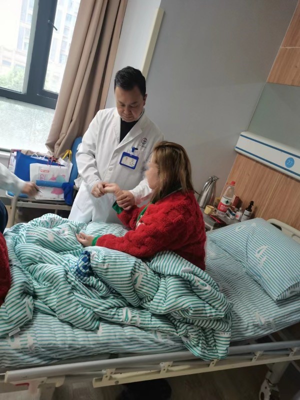 劉筑查房中。重慶道格骨科醫院供圖