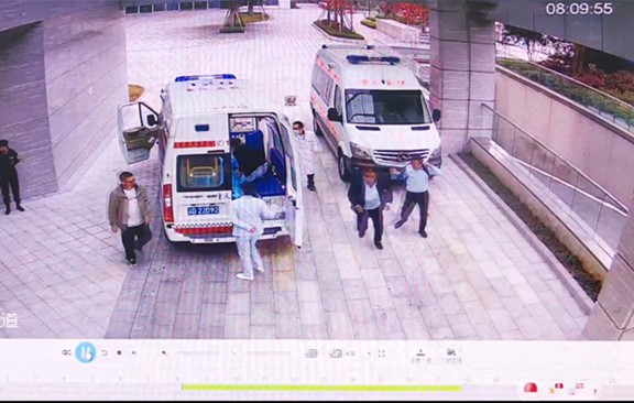 監控畫面：患者8點9分被送至醫院。重慶康心醫院供圖