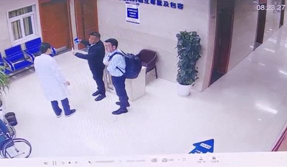 監控畫面：8點23分醫生溝通患者同事協助二次勸說。重慶康心醫院供圖