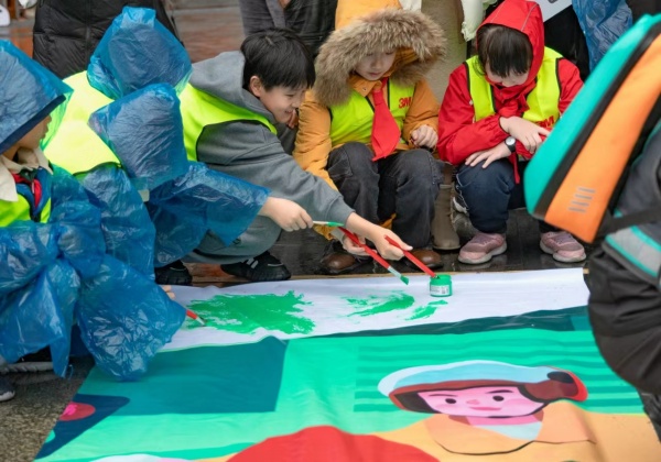 交通安全公益志愿者共繪文明交通巨幅海報。南岸區公安分局供圖