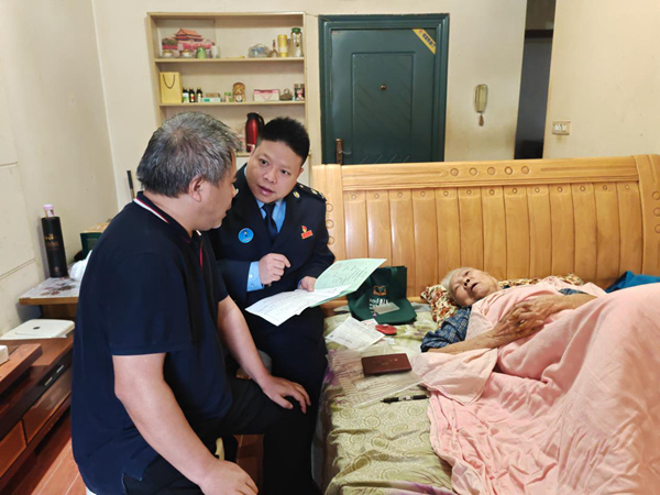 11月3日，大渡口區稅務局“稅小渡”工作室成員上門為金福銀老人及家屬講解房屋過戶相關政策及辦理流程。陳彥紅攝