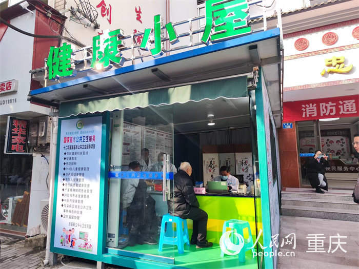 村民在健康小屋免費測量血壓血糖等。