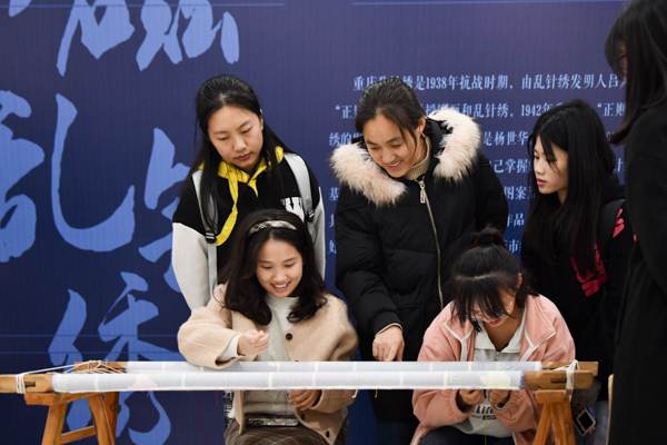 學生正在學習非遺“沙磁亂針繡”。鄒樂攝