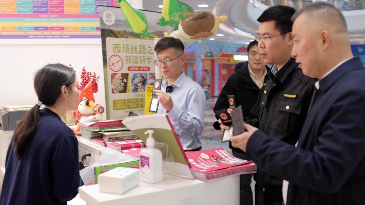 “亮劍浦江”行動期間，上海市委網信辦、市市場監管局執法人員集中在商場檢查。 上海市委網信辦供圖