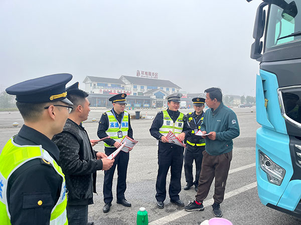 宣傳法律法規。重慶市交通運輸綜合行政執法總隊高一支隊供圖