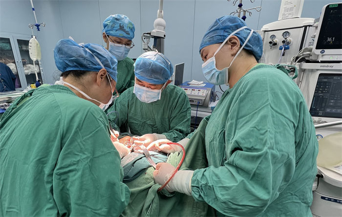 醫生進行長達7小時的手術。